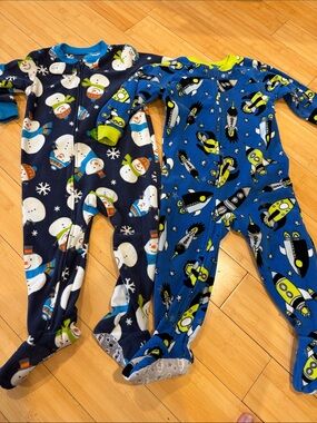 LIKE NEW! BUNDLE! 2! Carter’s Kids Toddler Assorted One Piece Fleece Pjs Sz 24M